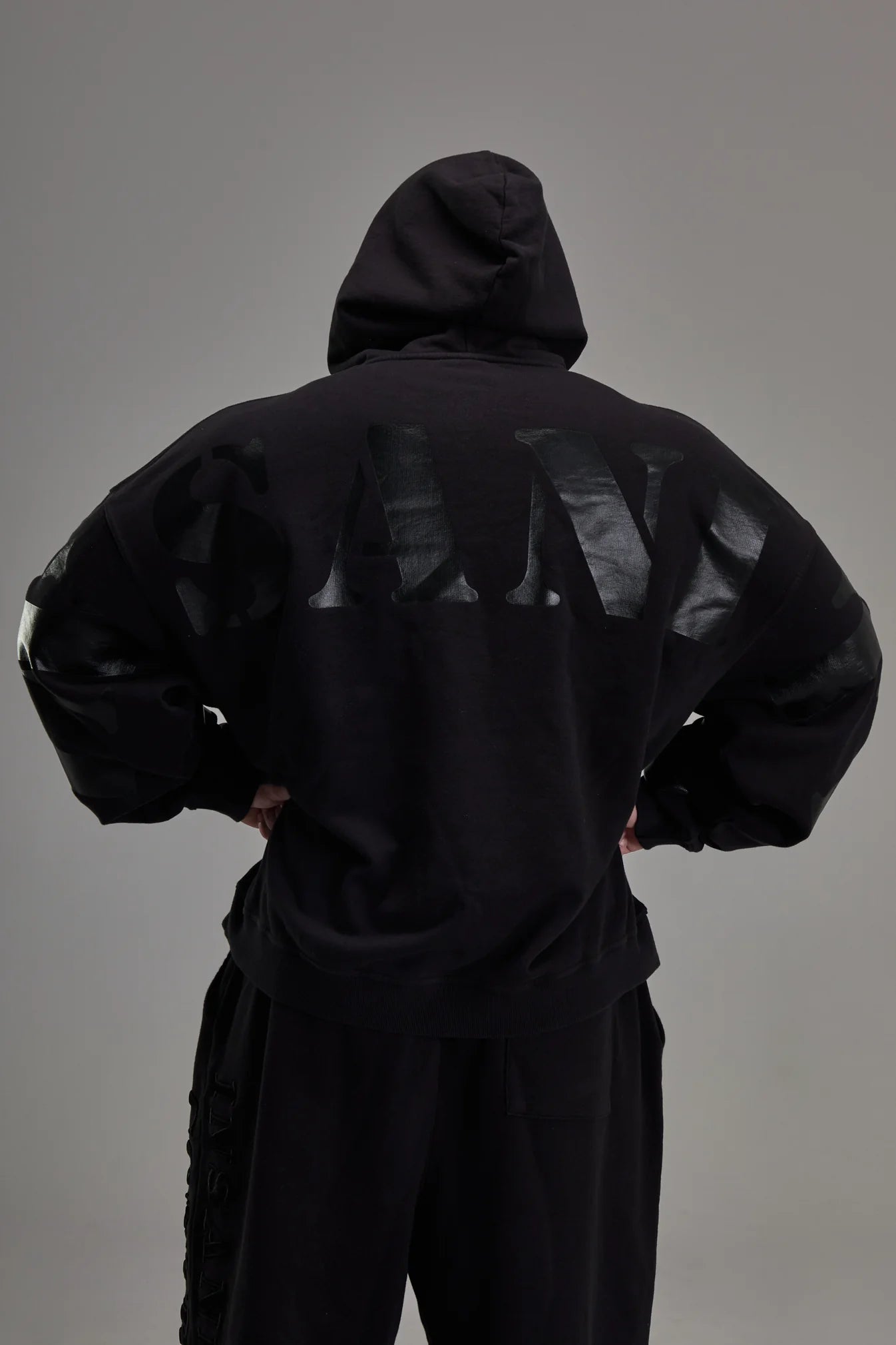 CONTROLLED INSANITY PULLOVER