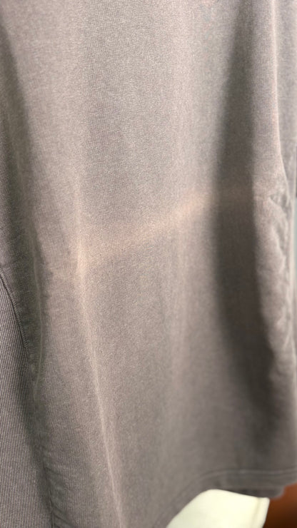 POWER WASHED SHORT SLEEVE CREW *CON DETALLE*