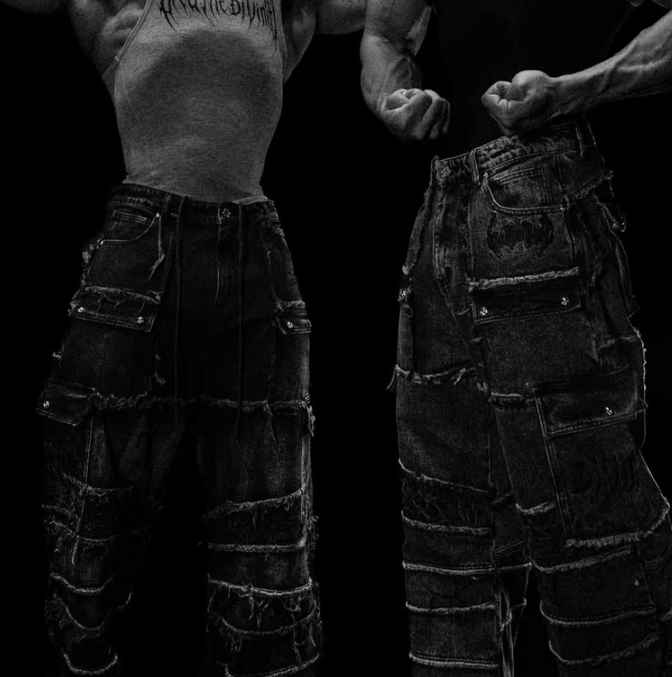 OVERSIZED DISTRESSED DENIM CARGO JEANS
