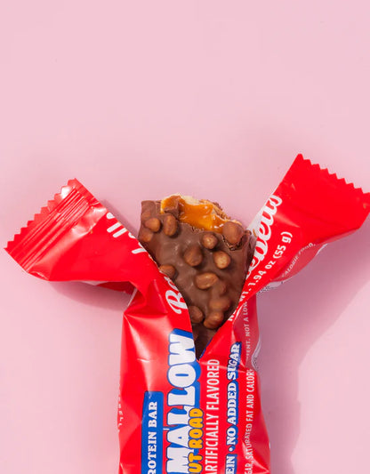 Barrita Barebell sabor marshmallow peanut road abierta mostrando detalles del relleno, cobertura y adiciones crocantes
