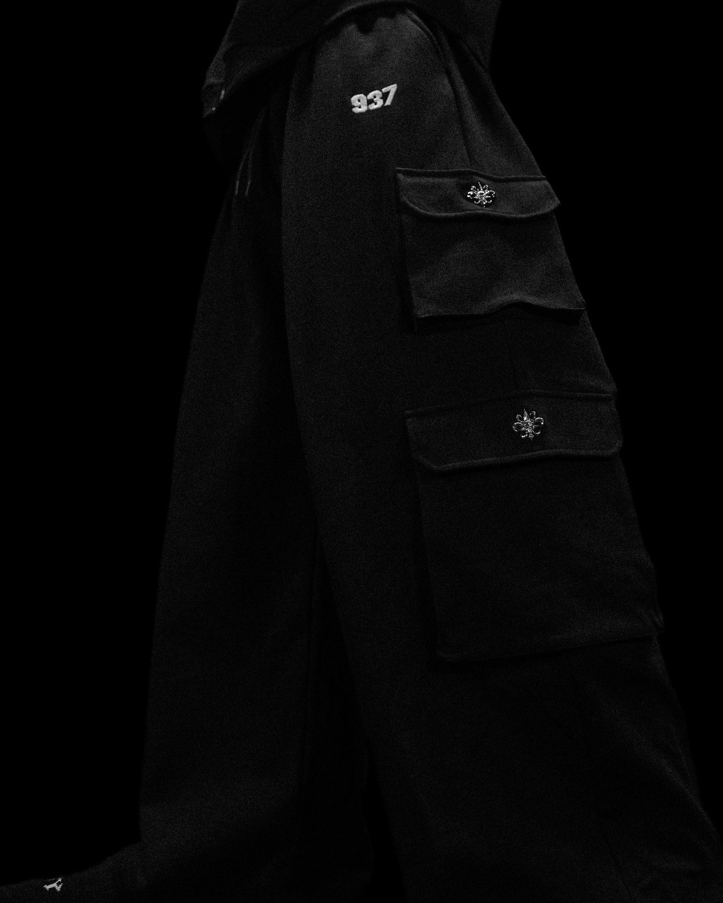 937 UNCUFFED LUXURY CARGOS